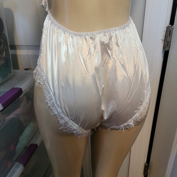 Sexy Teddy, White Satin, DeepV Front, Open Back, Trim Eyelash Lace, Belted. - Picture 6 of 14
